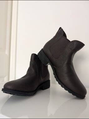 UGG Brown Leather Shearling Chelsea Boots Women’s 9 NEW